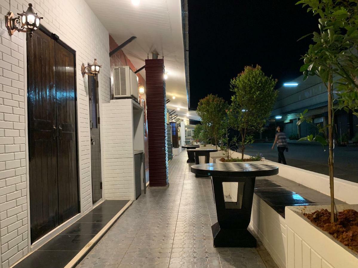 Hotel At Night Chumphon Exterior foto